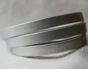 Smidigt silverfärgat läder